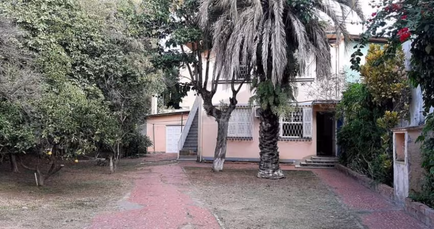 Excelente sobrado em dois terrenos no bairro Medianeira, podendo tranquilamente ser usado por 2 famílias, possui as entradas independentes.&lt;BR&gt;Piso inferior: Living com lareira, 03 amplos dormit