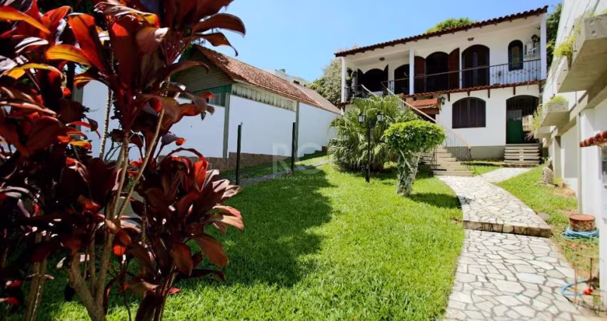 Casa no Bairro Tristeza - Oportunidade de Investimento!&lt;BR&gt;&lt;BR&gt;Vende-se sobrado no Bairro Tristeza, com uma distribuição única e uma ótima oportunidade de investimento. Este imóvel oferece
