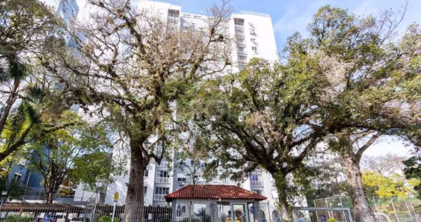 Excelente apartamento com 3 dormitórios, transformado em 2 dormitórios, com living estendido. Cozinha, banheiros e living com móveis sob medida, teto com gesso e luminárias, ar condicionado Split, em 