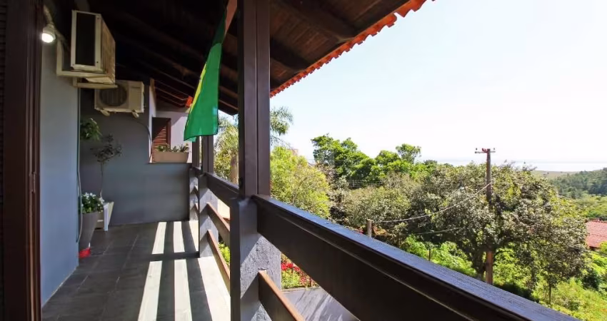 Esta é uma oportunidade de adquirir um sobrado espetacular no Morro Apamecor, que irá surpreendê-lo desde o primeiro momento em que você o visitar. Com uma área construída de excelência, esta casa ofe