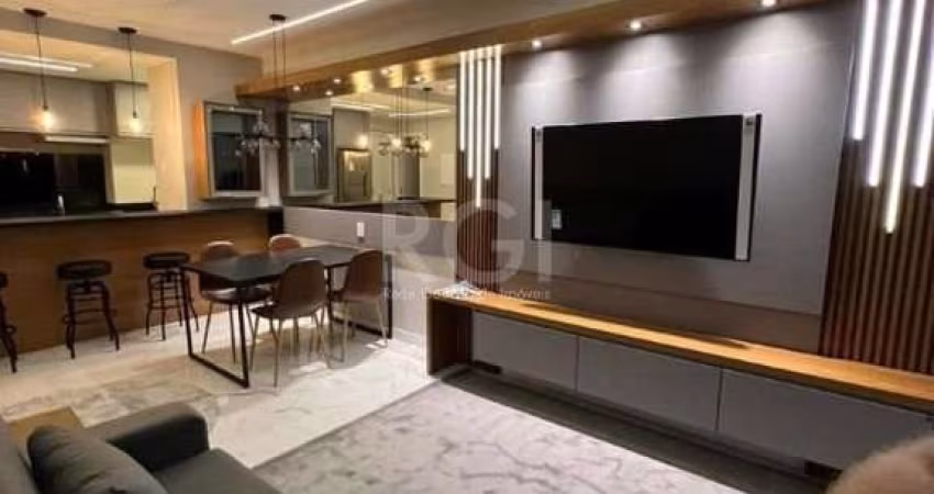 Lindo apartamento para Comprar  de 1 dormitorio totalmente mobiliado e equipado, lavabo, cozinha e sala integradas, área serviço com tanque, fundos, sol da manhã. 2 Vagas de garagem .Edifício com infr