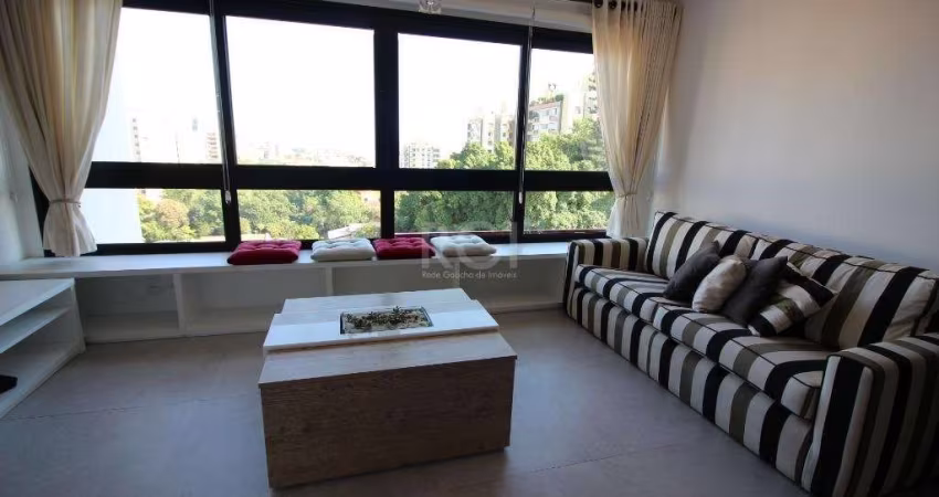 Amplo Apartamentopara comprar com  2 dormitórios (1 suíte com closet), com duas vagas de garagem, no bairro Tristeza. Planta originalmente de 3 dormitórios, teve um deles transformado em walk-in close