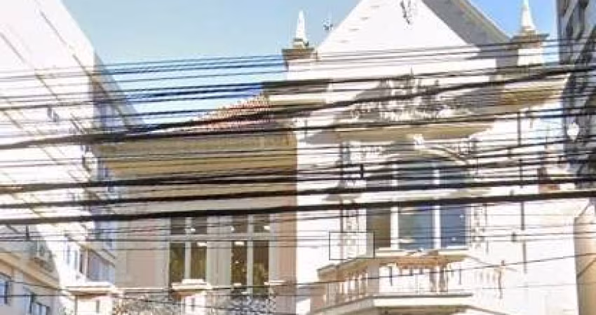 Casa comercial  no bairro Moinhos de Vento em Porto Alegre . &lt;BR&gt; Área útil aproximada 483m2, estacionamento frontal para aproximadamente 05 veículos e 07 vagas  no pátio fundos, possui espera p