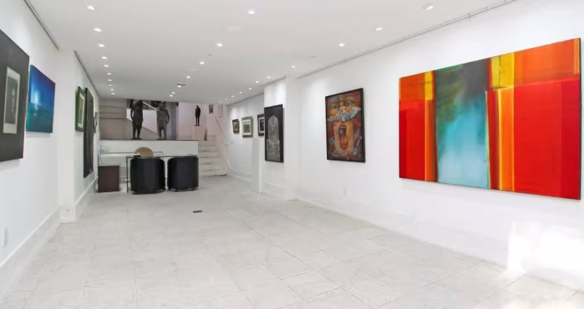 Casa a 50 metros da Padre Chagas, no coração do bairro Moinhos de Vento. Atualmente utilizada para fins comerciais, mas pode ser usada como residência. Uma rara oportunidade em localização nobre do ba