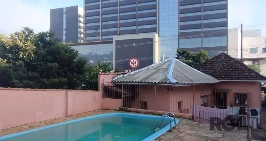 EXCELENTE PONTO E OPORTUNIDADE DE NEGÓCIO.&lt;BR&gt;PONTO comercial ou residencial em FRENTE AO BOURBON SHOPPING TERESÓPOLIS. São 02 terrenos com área total de 638m², medindo em extensão 16,80 de fren