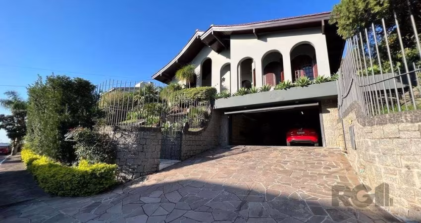 Belíssima casa em condomínio fechado na zona sul de Porto Alegre, com 494 m²!&lt;BR&gt;Possui 4 dormitórios, sendo todos suítes, lavabo, amplo living, 2 vagas de garagem, pátio  com piscina e muito ve