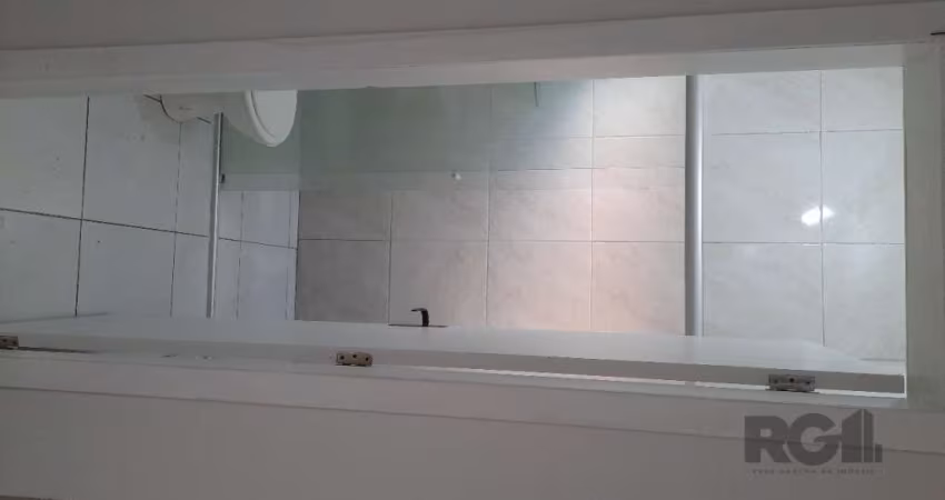 Sobrado com 200m² construídos, em terreno com 336m² (10,5x32m), sendo 4 apartamentos de 2 dormitórios, alugados, gerando renda de 3.800 mensal! São 4 apartamentos, todos com entradas independentes, co