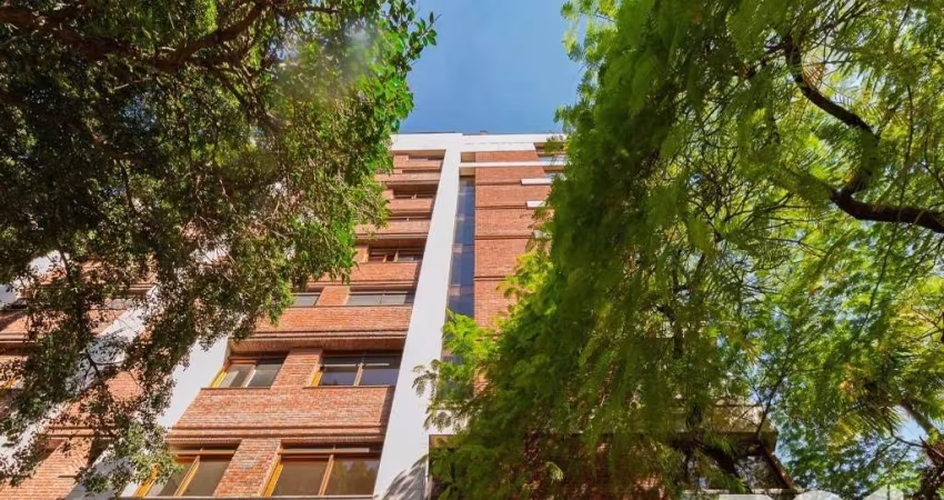 Excelente apartamento Garden com 325 m² privativos, com 3 suítes, 2 elevadores, 4 vagas de garagens, à venda no bairro Moinhos De Vento.&lt;BR&gt;&lt;BR&gt;Excelente Apartamento Garden, no empreendime
