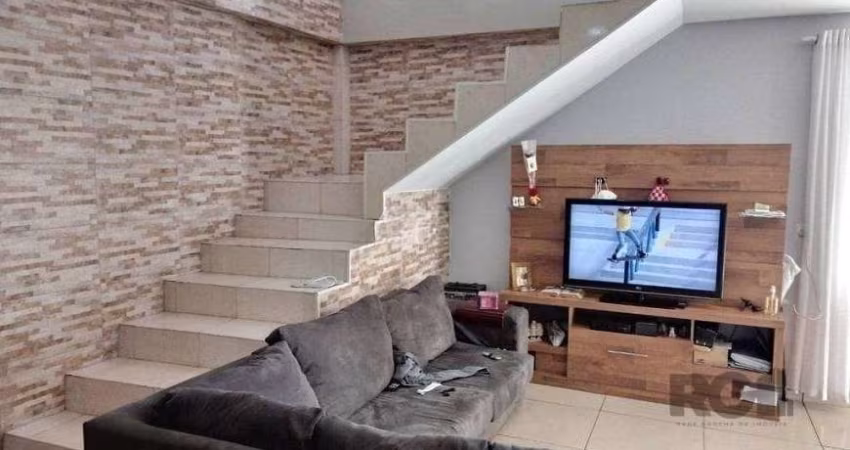 Casa com 4 quartos, sendo um com suíte. No 1ºpavimento, sala de estar para 3 ambientes, um quarto independente para hospedes, cozinha americana integrada ao living, despensa e banho auxiliar. Piso em 
