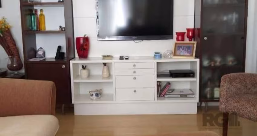 Vende-se apartamento desocupado, com 2 dormitórios amplos, banheiro social, vaga de garagem, elevador, living em dois ambientes, com vista, copa e cozinha ampla, área de serviço independente, banheiro
