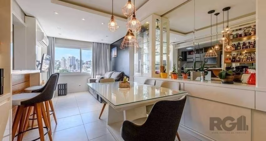 Apartamento 68 m² mobiliado, 2 dormitórios, sendo 1 suíte e 1 vaga.&lt;BR&gt;Imóvel possui living para dois ambientes, cozinha americana planejada com churrasqueira, área de serviço separada. Área int
