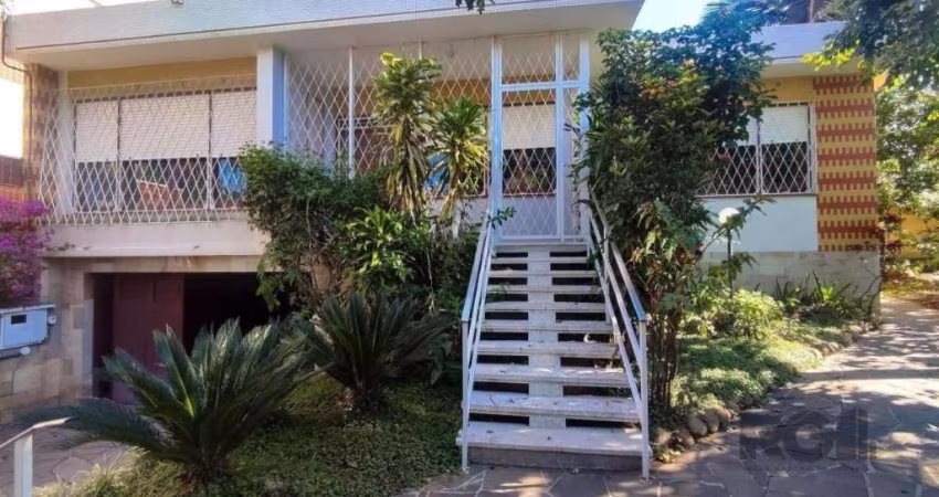 Excelente casa com 4 dormitórios e uma suíte elegante, você encontra espaço de sobra para toda a família. As duas salas amplas proporcionam o ambiente perfeito para momentos de convívio e relaxamento.