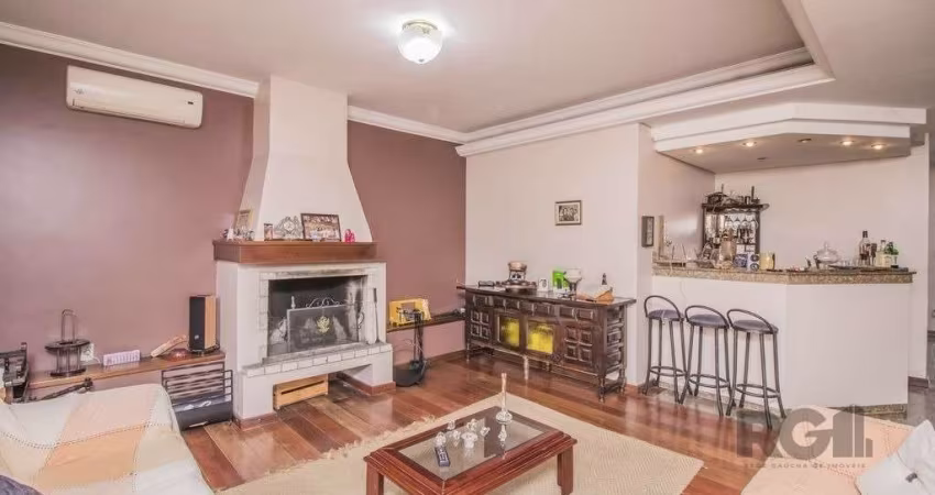 Excelente casa de 329m² privativos distribuídos em 2 pavimentos, sendo o primeiro composto por ampla sala de estar com lareira e bar, gabinete, sala de jantar,  lavabo, cozinha e dispensa. O 2º pavime