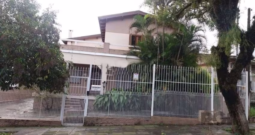 casa de  3 dormitórios a venda no bairro Sarandí (Porto Alegre). Possui 296,11m² privativos, living para 3 ambientes, 1 suíte com 40m², cozinha ampla, lavanderia, despensa, peça ampla nos fundos, 4 ba