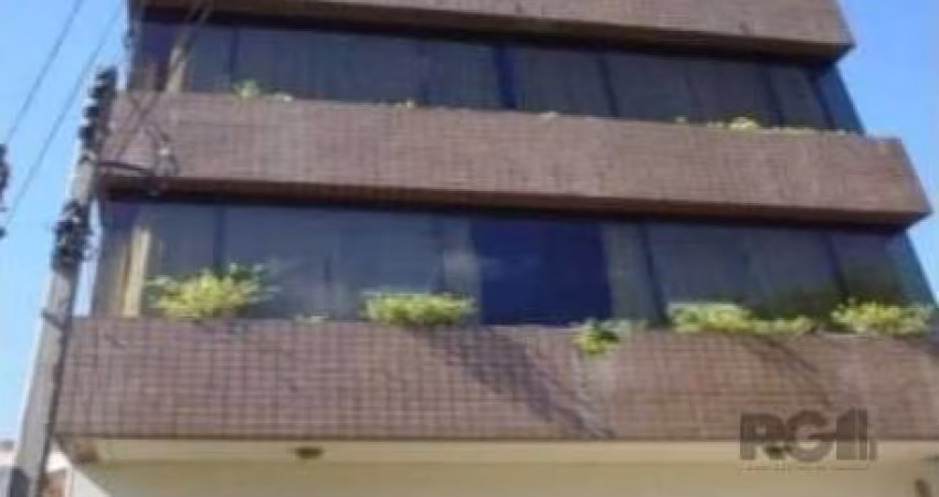 Ótimo e amplo prédio residencial ou comercial, com 4 pavimentos com entradas independentes, terreno com 344m² (8,50 x 40,50m), sendo 480m² construídos. Possui no andar térreo: amplo salão podendo ser 