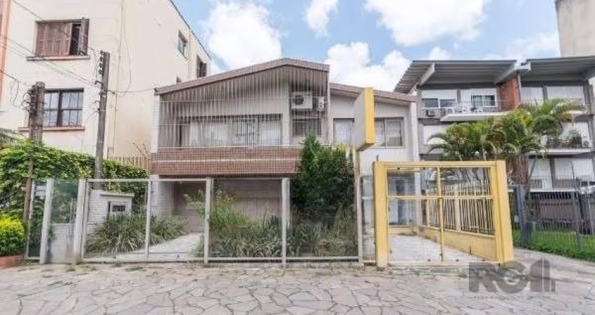 Casa deslumbrante no bairro Petrópolis, imediações da Bela Vista.&lt;BR&gt;&lt;BR&gt;Localizada na Avenida Coronel Lucas de Oliveira, entre a Avenida Protásio Alves e a Neusa Goulart Brizolla e antes 