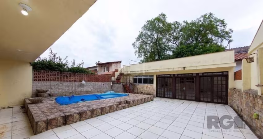 Excelente casa em terreno plano no bairro Nonoai! São 450m² de área privativa, distribuídos em 4 dormitórios sendo 3 suítes (uma com closet), living para 2 ambientes, sala de jantar, 2 sacadas, uma su