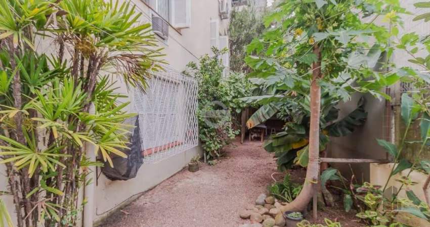 Apartamento térreo na rua Dona Laura, são 94m² de área privativa, living com lareira, e acesso ao pátio aberto. 2 dormitórios, sendo 1 suíte. Pátio aberto com árvores frutíferas e área de churrasqueir