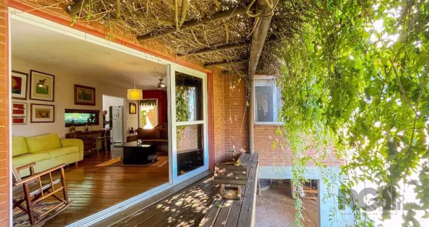 Casa para quem gosta de sossego,  natureza e vista privilegiada!&lt;BR&gt;Terreno de 534 m2, casa com 193 m2 com dois quartos, garagem coberta para um carro, um banheiro com ofurô (possibilidade de tr