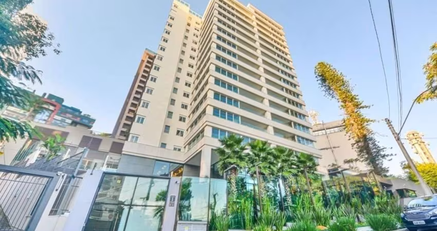 Apartamento de 4 dormitórios no bairro Bela Vista. Imóvel com área privativa de 257 metros quadrados, em andar alto, com bela vista do bairro, possui 4 amplas suítes, suíte master com opção de dois ba