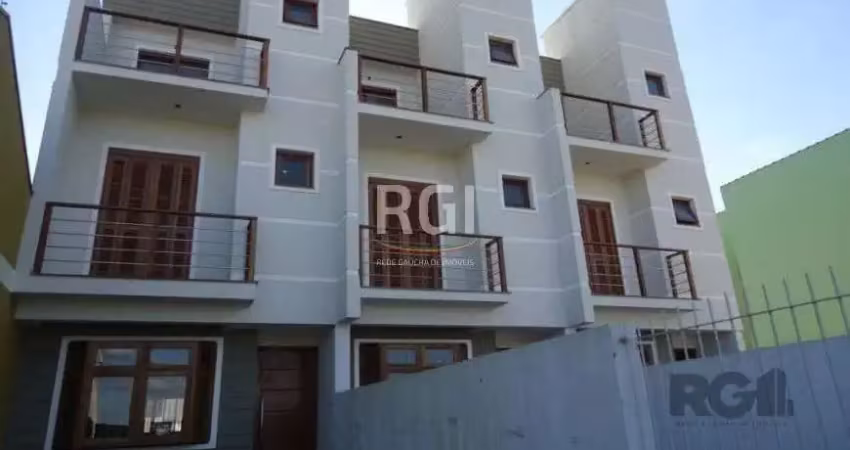 Lindo sobrado com 152 m² de área privativa e 168 m² de área total, distribuídos em 3 pavimentos:      &lt;BR&gt;1.º pavimento: 2 amplas vagas de estacionamento, estar/jantar/ lavabo/ cozinha,  área de
