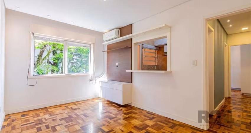 Encante-se com este Apartamento Ensolarado de 1 Dormitório no Menino Deus. Seja bem-vindo a este encantador apartamento de frente, situado em uma rua tranquila no coração do desejado bairro Menino Deu
