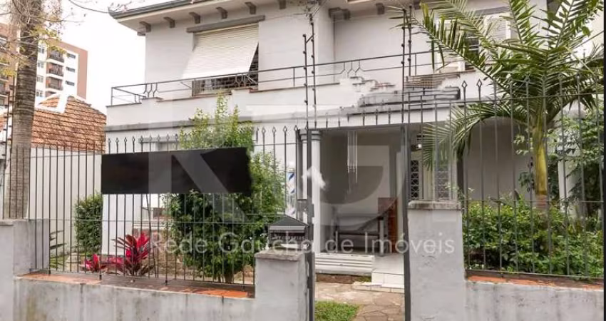Somente para Investidor ! Ótima casa à venda em Petrópolis, Porto Alegre. Com 4 quartos, sendo 1 suíte,  3 banheiros sociais. Terreno com 15,60 de frente por 48,60 de fundos. Área total de 508.2m² e á