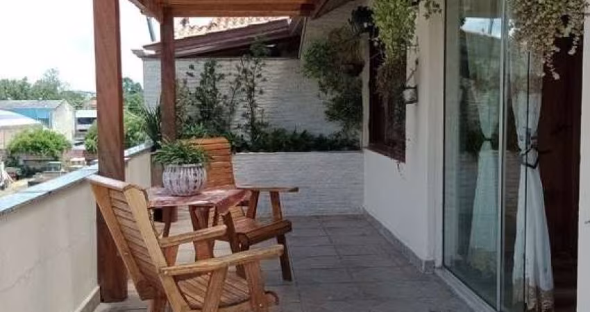 Cobertura com quatro dormitórios e uma vaga garagem escriturada ao lado do Estádio do São José e próximo do Bourbon da Assis Brasil e volta do Guerino/Ubirici. Na parte inferior possuí amplo living, 0