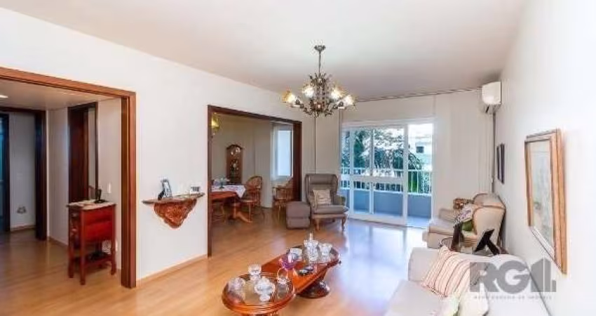 Vende-se apartamento mobiliado, 3 quartos com suíte e 2 vagas de garagem cobertas e escrituradas. Imóvel possui living amplo com sacada com vista, copa e cozinha com móveis planejados, Kitchens, área 