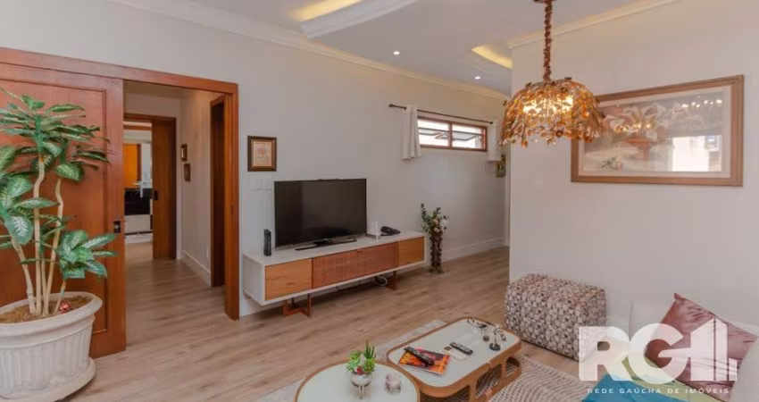 Encantadora cobertura de dois andares. Em excelente localização no bairro Auxiliadora,  desfrute da conveniência de estar perto de tudo que você precisa, sendo próxima de mercados, praças e shoppings.