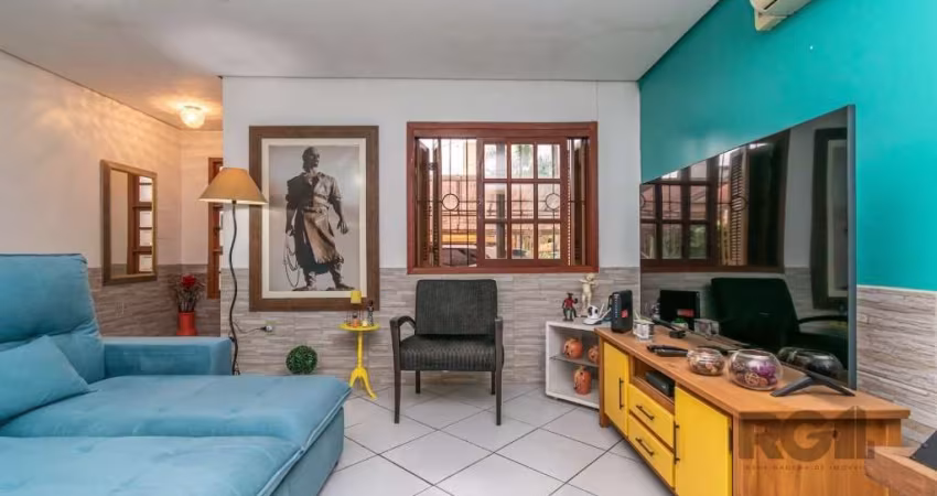 Casa de dois pisos com lareira. Área construída de 150m2. Teto rebaixado com gesso.&lt;BR&gt;Ensolarada e muito bem ventilada. Sacada.&lt;BR&gt;Peças grandes. Escadas em granito. Duas suites com split