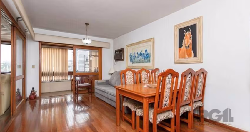Amplo apartamento no bairro Jardim Lindóia na cidade de Porto alegre com 137 m², 03 dormitórios, sendo 1 suíte, 02 vagas de garagem fechada e escriturada. Living para 03 ambientes, com sacada fechada 