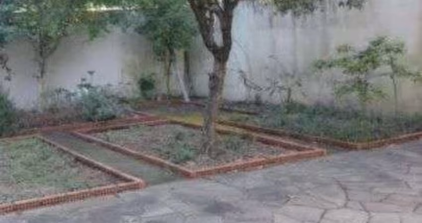 OPORTUNIDADE LIBERTAS!!&lt;BR&gt;&lt;BR&gt;Casa no bairro Teresópolis na Zona Sul de Porto Alegre. Com 3 dormitórios sendo 1 suíte, lavabo, banheira de hidromassagem, copa cozinha, living ambiente, ba