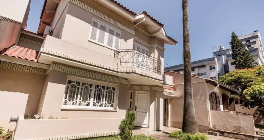 Vendo casa estilo sobrado no bairro Higienópolis em Porto Alegre.&lt;BR&gt;&lt;BR&gt;Ampla sala ampla com lavabo e dois ambientes, 03 dormitórios, parte superior ampla suíte com closet e hidromassagem