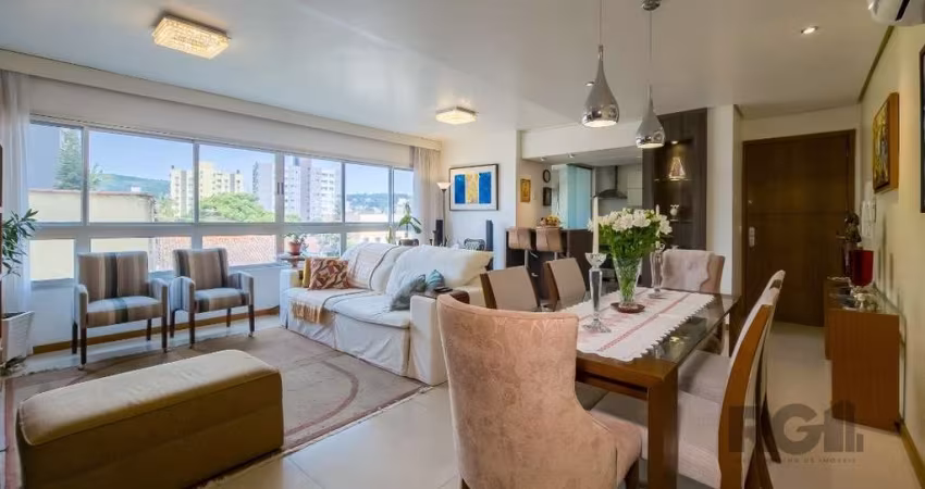 Belo apartamento de 105,74m² privativos, com 3 dormitórios, incluindo uma suíte, banheiro social, espaçosa sala de estar para dois ambientes, lavabo, cozinha americana com móveis planejados, churrasqu