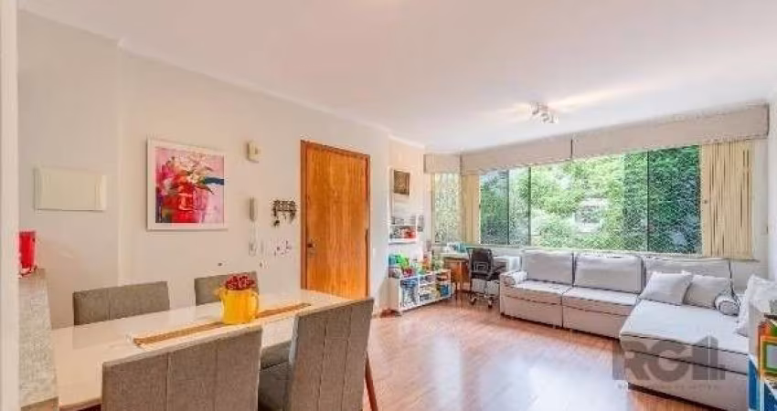 Vende-se apartamento 2 quartos com suíte, 2 vagas de garagem cobertas e escrituradas, ,living em 2 ambientes, cozinha americana com churrasqueira, banho social, área de serviço separada.&lt;BR&gt;Préd