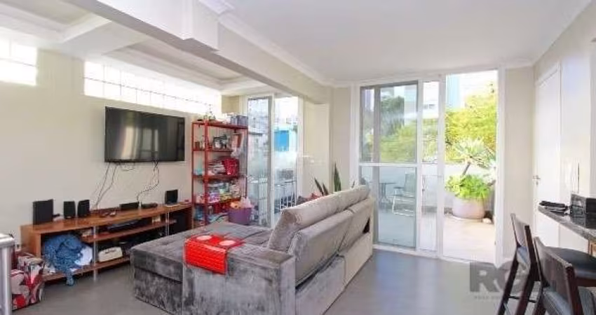 Cobertura de 2 quartos, sendo 1 suíte com closet e sacada, e 1 vaga de garagem coberta e escriturada.&lt;BR&gt;&lt;BR&gt;Esta linda cobertura oferece um living para dois ambientes e, no andar superior