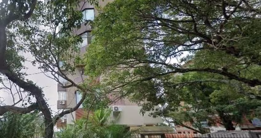 Ótima e ampla cobertura duplex no bairro Jardim Botânico, de frente, desocupada, com 245m² privativos, de 3 dormitórios e 3 vagas. Possui no andar inferior: living amplo com lareira, sala de jantar co