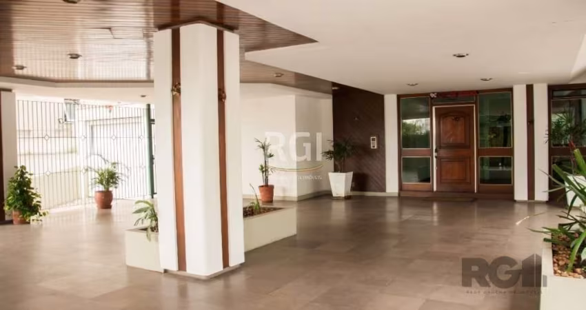 Amplo apartamento de 3 dormitórios, 1 suíte, banheiro social, lavabo, dependência de empregada e área de serviço, na Auxiliadora entre o IPA e o Parcão, em uma zona muito tranquila e arborizada. Prédi