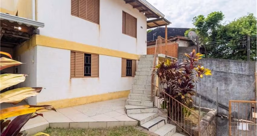 Para a família que curte e deseja uma casa ampla, com jardim, pátio e tranquilidade peculiar da zona: venham realizar o desejo e curtir esta casa, onde uma família feliz já morou e usufruiu, e hoje es