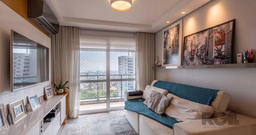Ótimo apartamento em andar alto com linda vista perene do Rio Guaíba. Imóvel com 76,69 m2 de área privativa, living dois ambientes com sacada ampla que vai da sala ao dormitório, cozinha americana com