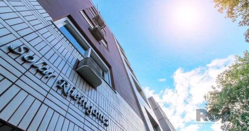 Lindo e aconchegante apartamento mobiliado, 1 dormitório-suíte, ambientes integrados: estar-churrasqueira e cozinha c/bancada, suíte c/armários, móveis planejados. Edifício pequeno semi-novo, na Comen