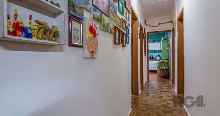 Descubra o seu novo lar nesta charmosa oportunidade de revenda! Este espaçoso apartamento, com o preço reduzido, está localizado no desejado bairro Santana, Porto Alegre. Com 122 m² de área útil, o im