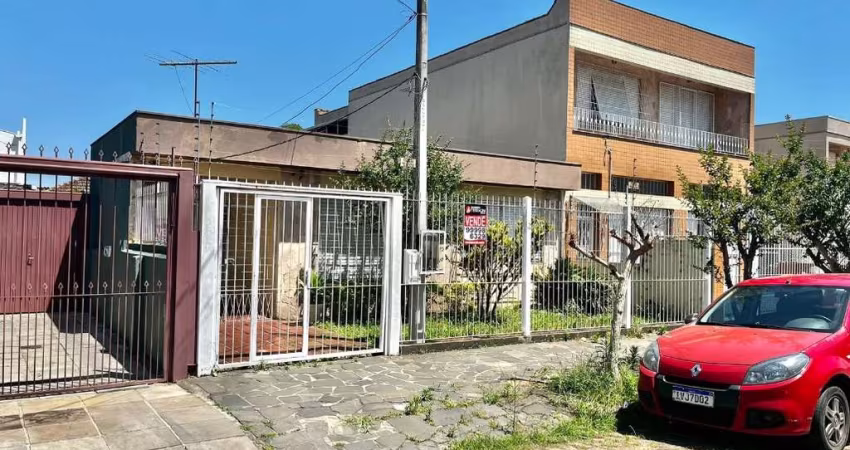 Boa casa térrea, com 03 dormitórios (sendo 01 suíte), sala, 02 banheiros, cozinha enorme e área de serviço. Nos fundos uma área de churrasqueira com lavanderia, 01 banheiro, 01 dormitório e 01 garagem