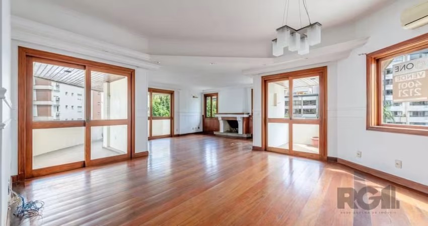 Cobertura 5 dormitórios com 449 m² de área privativa, piscina, amplas áreas externas e 4 vagas no bairro Bela Vista. No primeiro pavimento temos a área íntima dividida em 1 suíte master com closet, 3 
