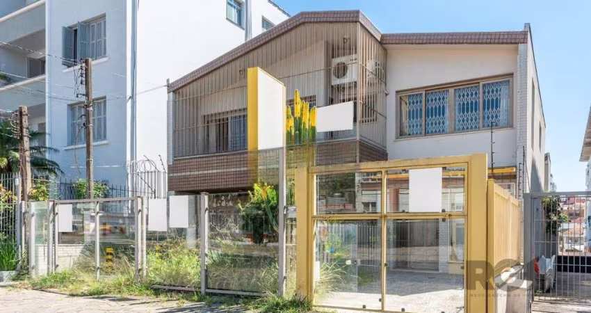 Casa Mista, Semi mobiliada no  bairro Petrópolis - 536M² - 6 quartos, 3 vagas, 4 suítes, lareira e sacada, Churrasqueira...&lt;BR&gt;&lt;BR&gt;Imóvel com grande potencial para uso tanto residencial qu