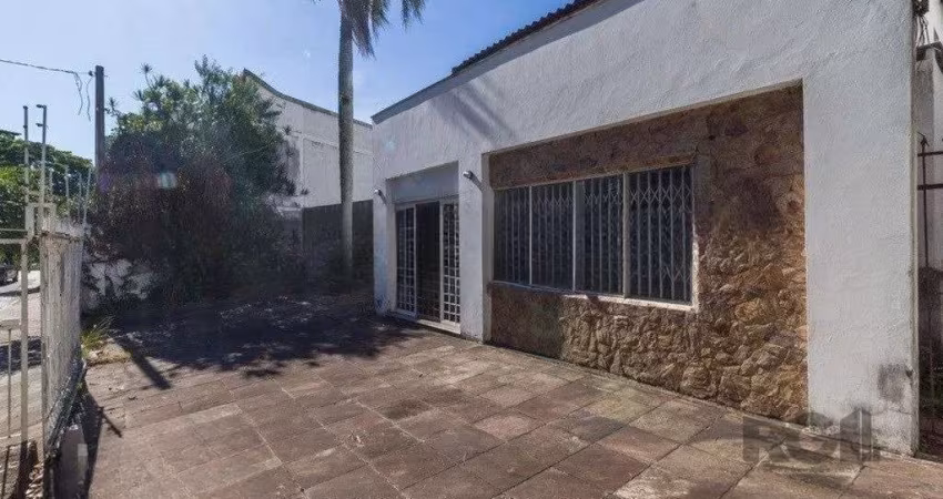 CASA Desocupada, terreno com 14,00 de frente que abre para os fundos para 23 m laterais com 21 e 24 metros perfazendo um Total de 393,00 m2 peças amplas, No Térreo hall de entrada, Living com Lareira,