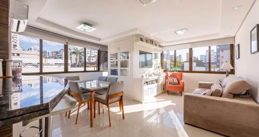 Apartamento semimobiliado com 80m² privativos e 2 vagas em rua nobre do Mont Serrat. Imóvel possui living amplo para 2 ambientes com churrasqueira, 2 dormitórios sendo 1 suíte, banho social, cozinha a