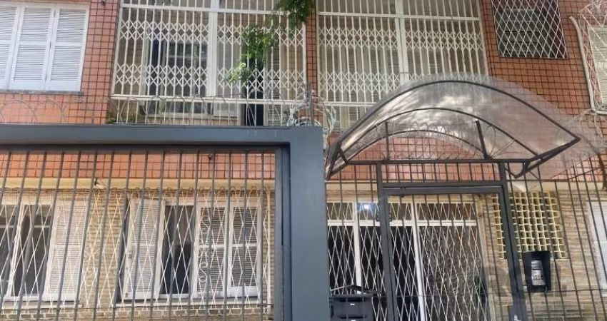 Lindo garden como novo, totalmente repaginado por arquiteto, ótima orientação solar. Próximo ao Zaffari da Cabral e colégio Leonardo Da Vinci. Apartamento todo em porcelanato com 90m2 privativos, 2 do