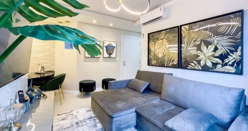 Lindo apartamento de 63m² com 2 dormitórios, 2 banheiros sendo uma suíte e um banheiro social. Living com sacada, muito bem localizado, todo mobiliado com móveis de ótima qualidade, planejado e decora
